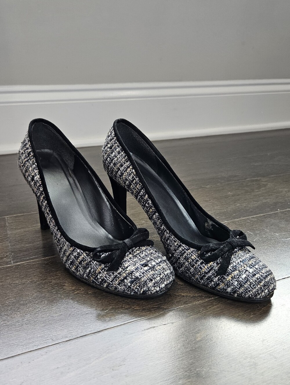 Stuart Weitzman Tweed Bow Pumps in Black and Gray